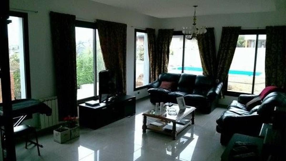 Casa de 3 dormitorios en Córdoba, Argentina No. 61008