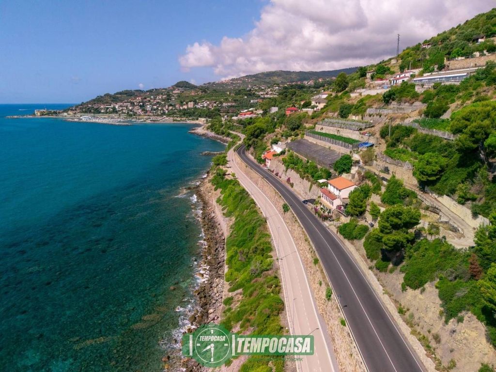 2 bedrooms Villa in Imperia, Italy No. 334962