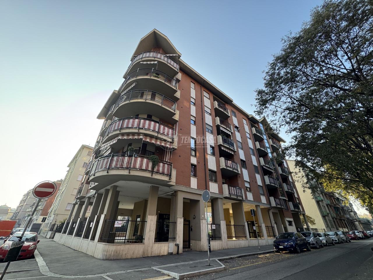 4 rooms Apartment in Turin, Italy No. 5660