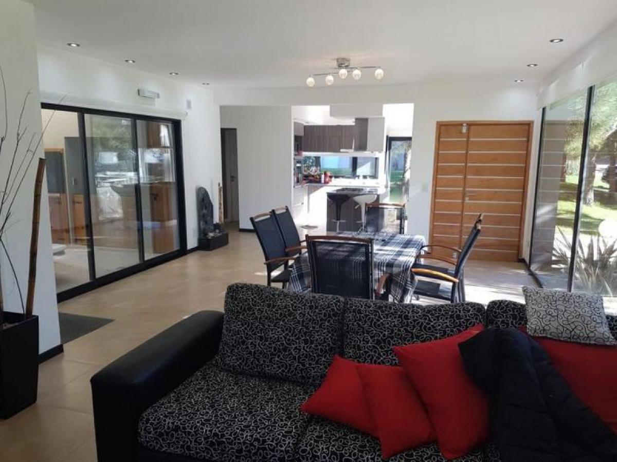 Casa de 3 dormitorios en Mar del Plata, Argentina No. 69245