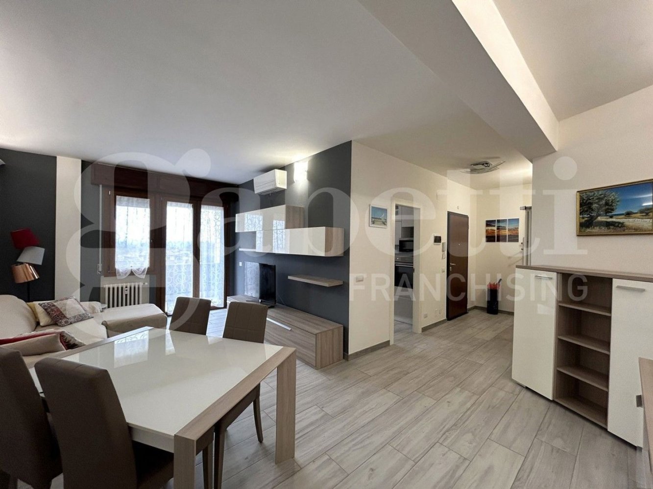 5 bedrooms Apartment in Modena, Italy No. 397941