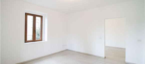 3 rooms Apartment in Giussano, Italy No. 4948 2