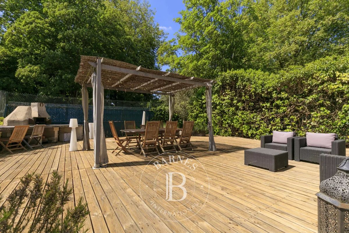 6 bedrooms House in Bievres, France No. 180746