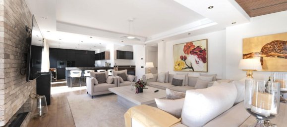 5 bedrooms Villa in Marbella, Spain No. 41232 4