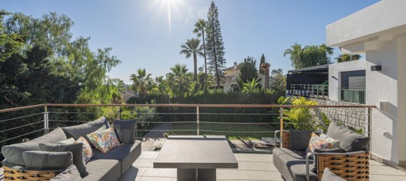 5 bedrooms Villa in Marbella, Spain No. 41232 10