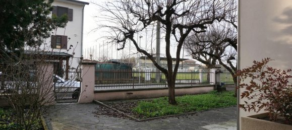 Casa de 6 habitaciónes en Torrile, Italy No. 236258 9