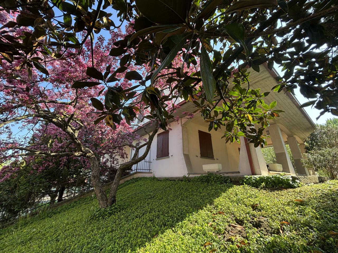 Casa de 6 habitaciónes en Torrile, Italy No. 236258