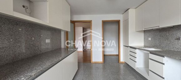 Квартира с 4 спальнями в Матозиньюш, Португалия № 32257 2