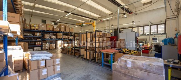 700m² Warehouse in Turin, Italy No. 53927 2