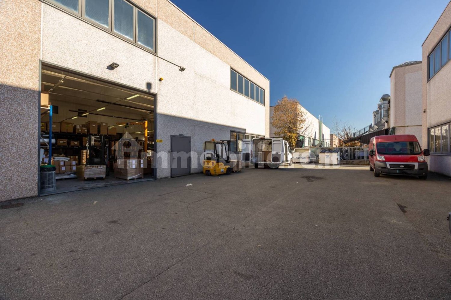 700m² Warehouse in Turin, Italy No. 53927