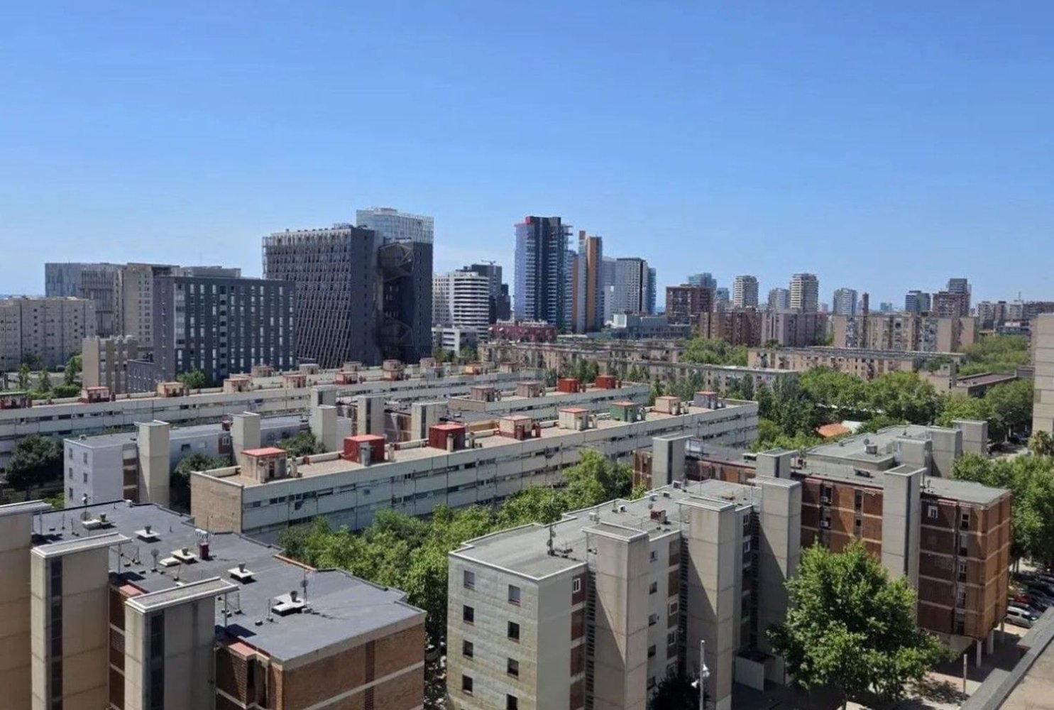 99 غرف نوم شقة في Sant Marti, Spain رقم 137118