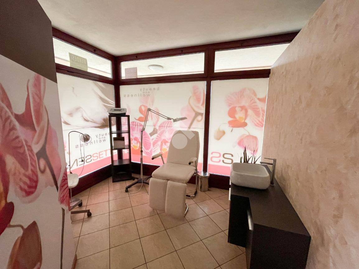 Propiedad comercial de 3 habitaciónes en Pescate, Italy No. 66194