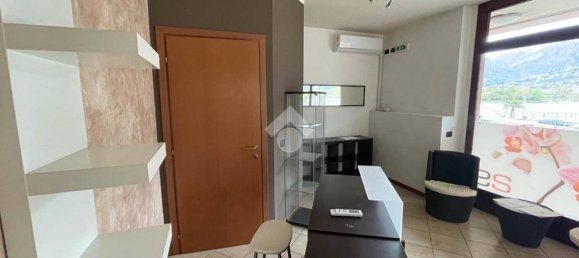 Propiedad comercial de 3 habitaciónes en Pescate, Italy No. 66194 9