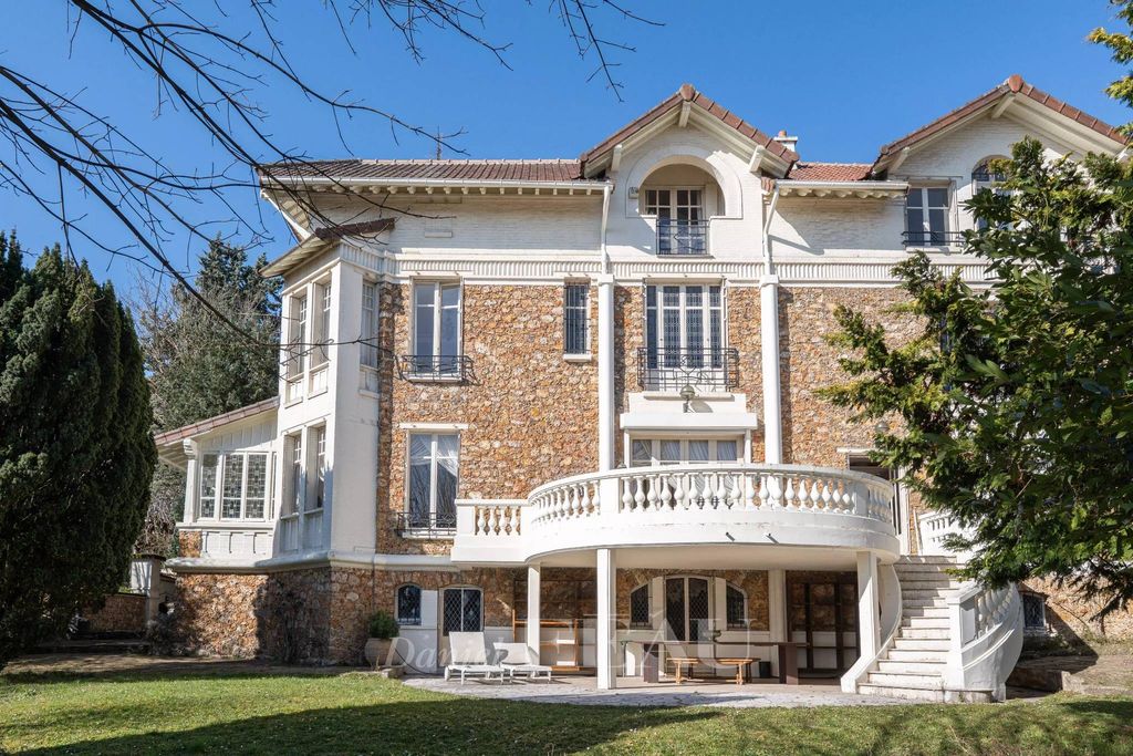 5 bedrooms Villa in Saint-Cloud, France No. 129392