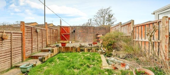 3 bedrooms House in Crawley, United Kingdom No. 6277 4