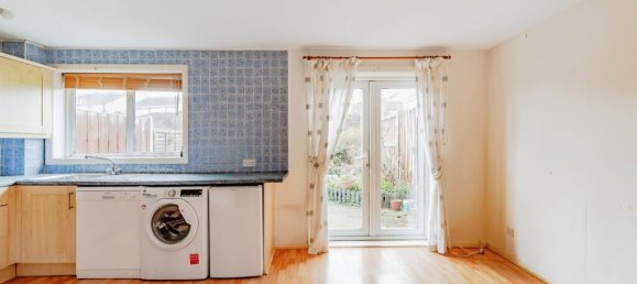 3 bedrooms House in Crawley, United Kingdom No. 6277 2