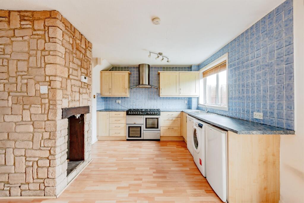 3 bedrooms House in Crawley, United Kingdom No. 6277