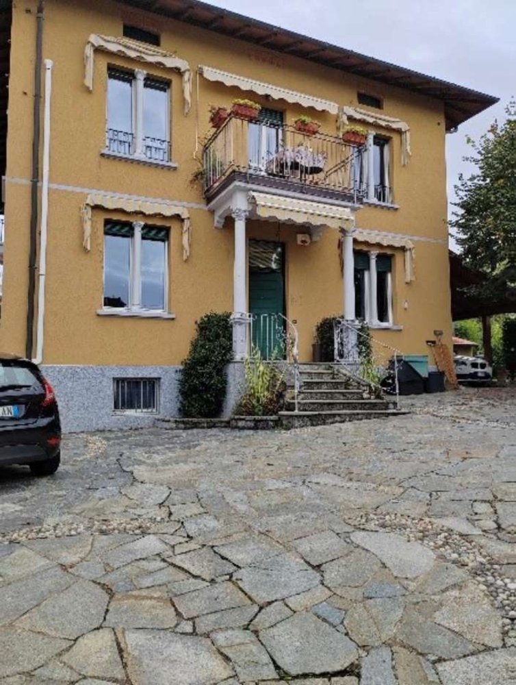 12 bedrooms Villa in Gavirate, Italy No. 391406
