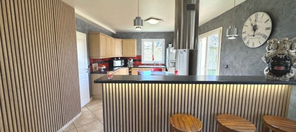 6 bedrooms House in Escoville, France No. 195861 9