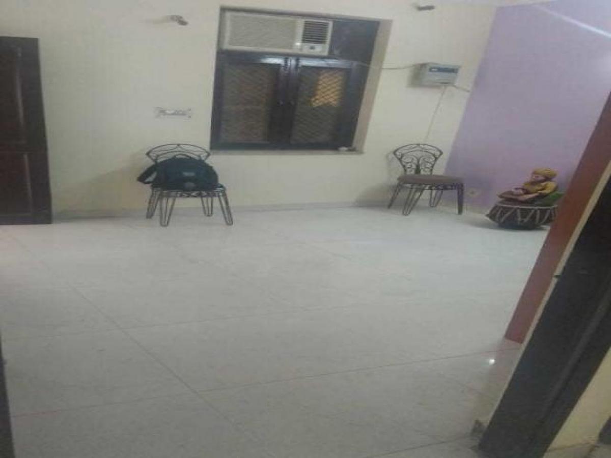 Casa T3 em Noida, India N.º 15651