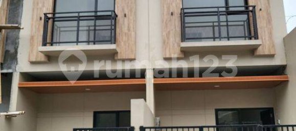 3 bedrooms House in Jakarta, Indonesia No. 1870 5