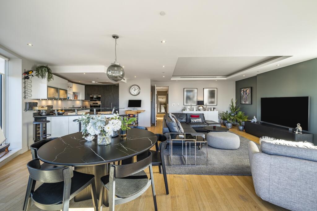 3 bedrooms Apartment in London, United Kingdom No. 13400