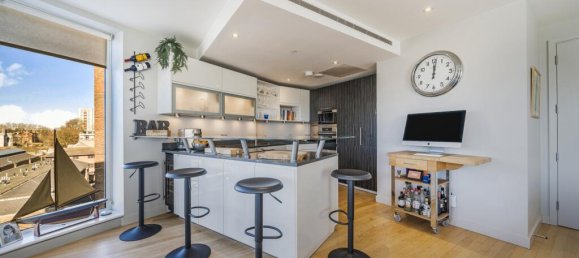 3 bedrooms Apartment in London, United Kingdom No. 13400 13