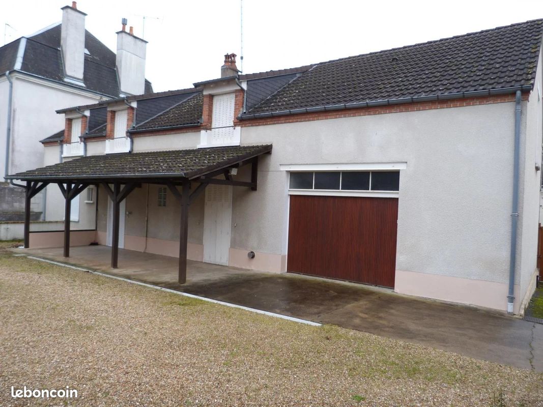 Casa de 5 dormitorios en Vierzon, France No. 40850