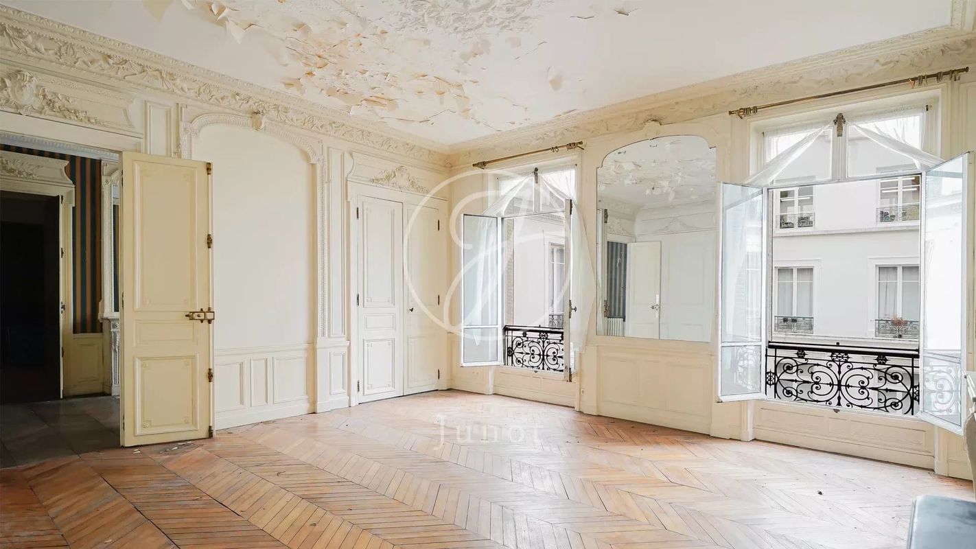 5 bedrooms Apartment in Paris, France No. 131352