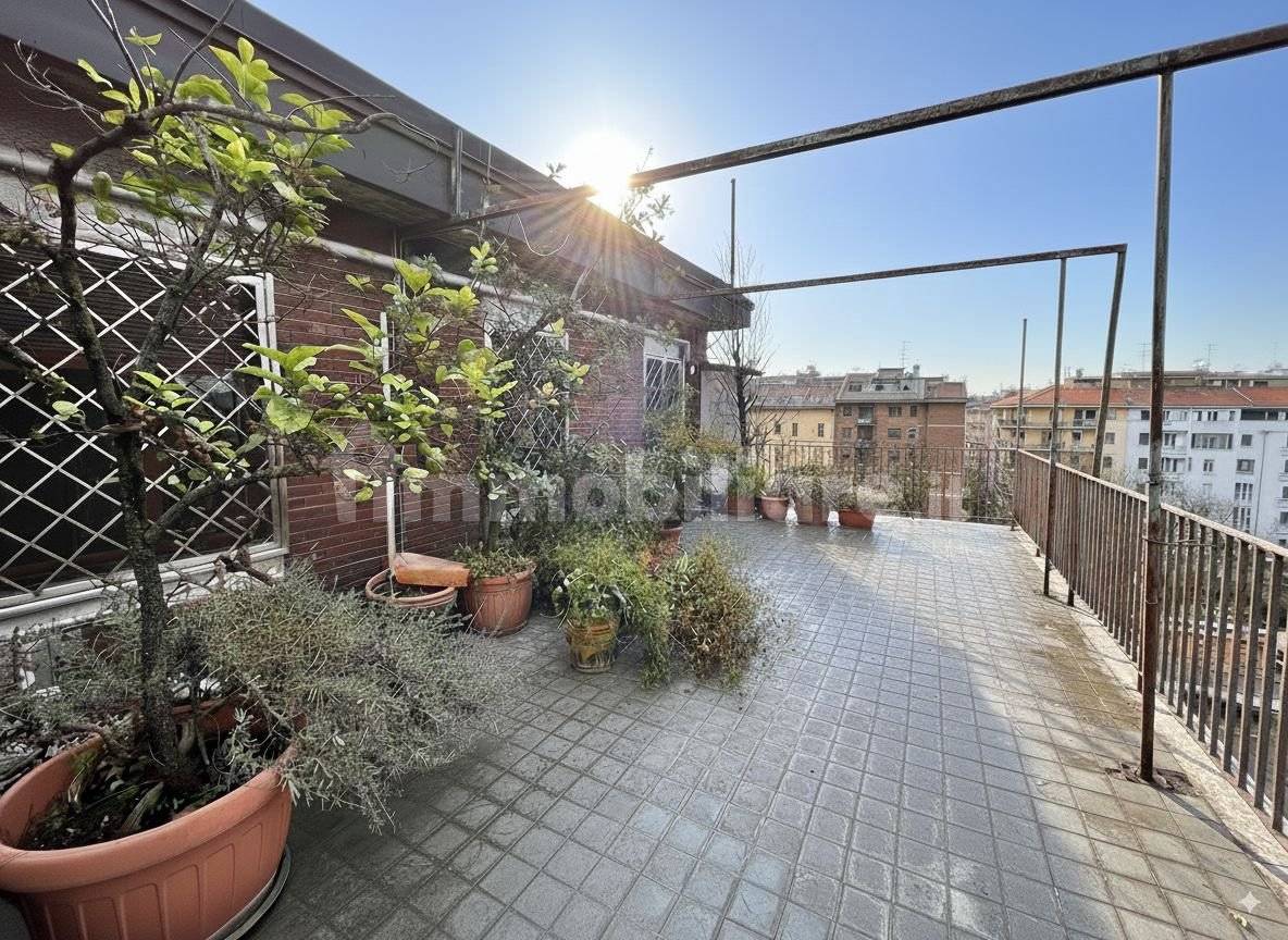 4 bedrooms Penthouse in Milan, Italy No. 392811