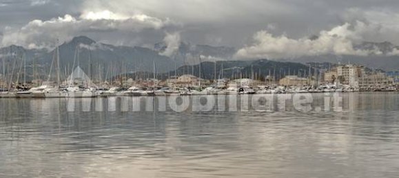 Квартира с 3 спальнями в Виареджо, Италия № 40643 17