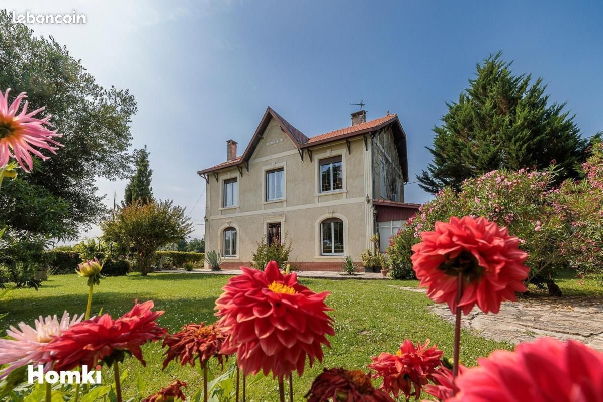 5 bedrooms House in Les Peintures, France No. 102327