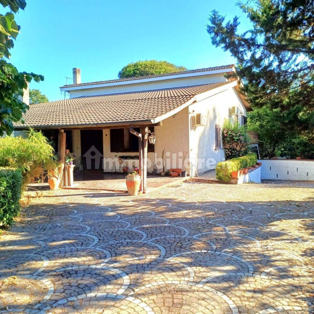 5 rooms Villa in Latina, Italy No. 289816