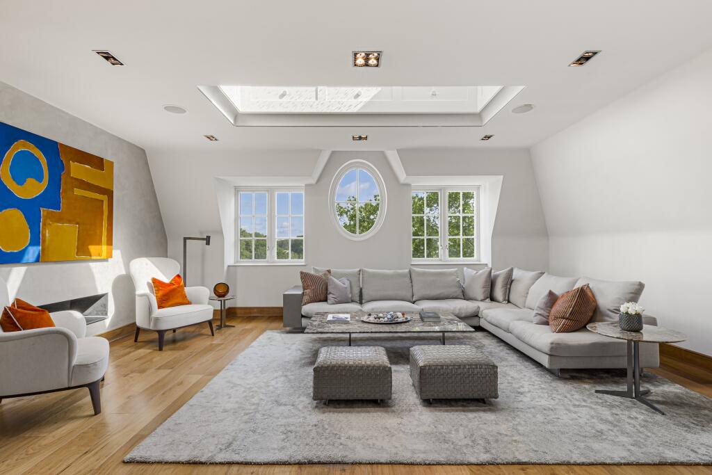 4 bedrooms Apartment in London, United Kingdom No. 13130