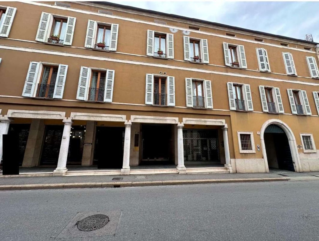 Gewerbliche Immobilie in Brescia, Italy 69m², Nr. 271188