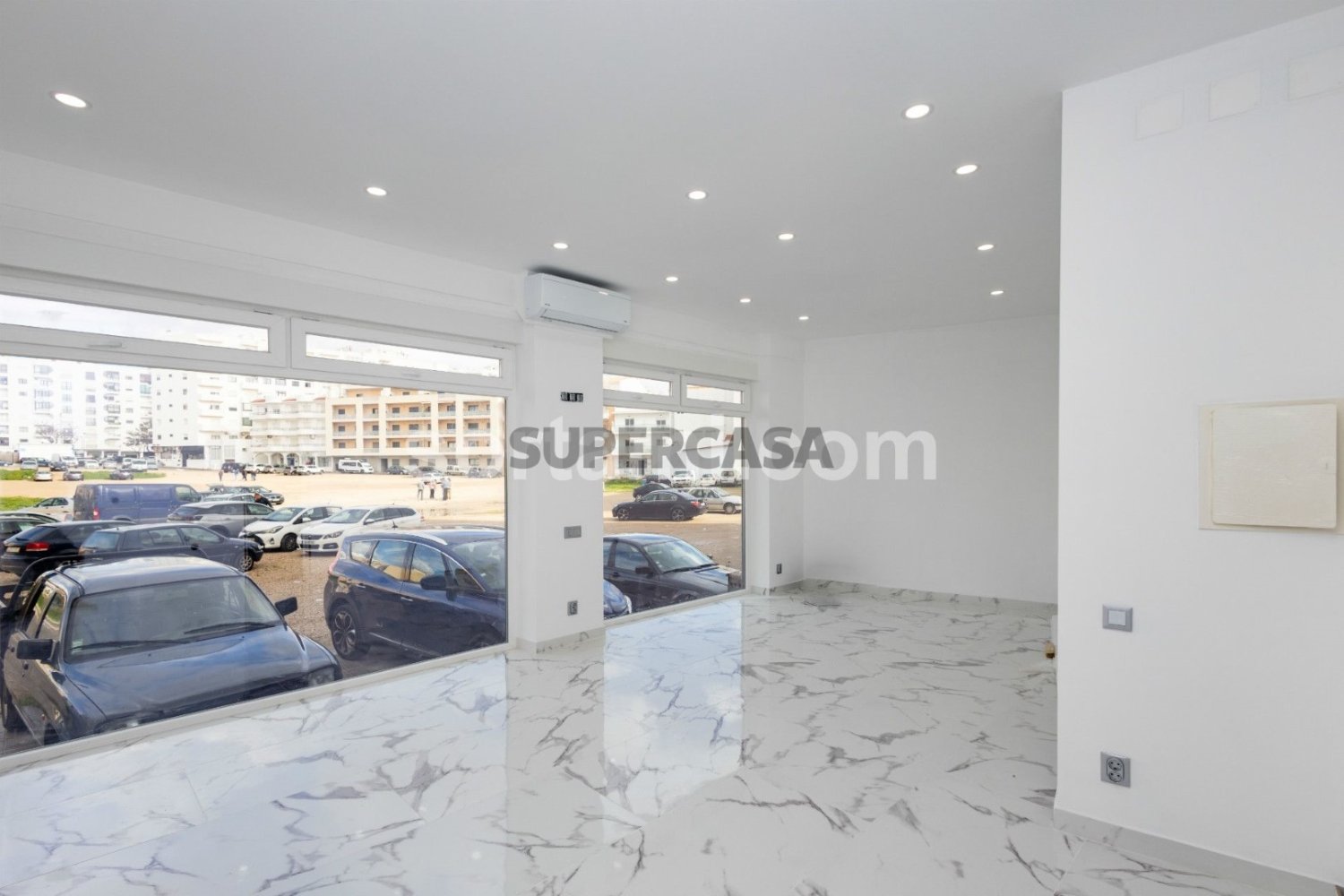 40m² Commercial property in Quarteira, Portugal No. 298075