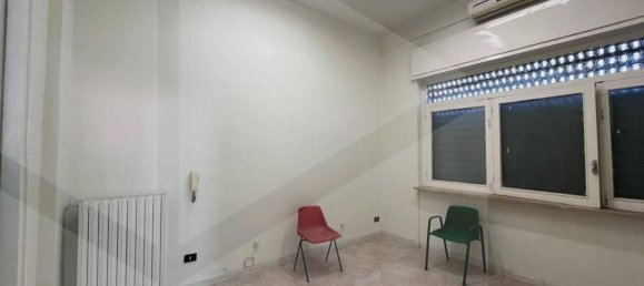 Propriété commerciale à Bari, Italy 40m² No. 18937 8