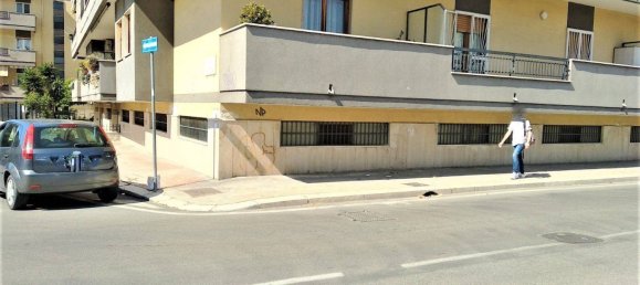 Propiedad comercial de 3 habitaciónes en Bari, Italy No. 353311 13