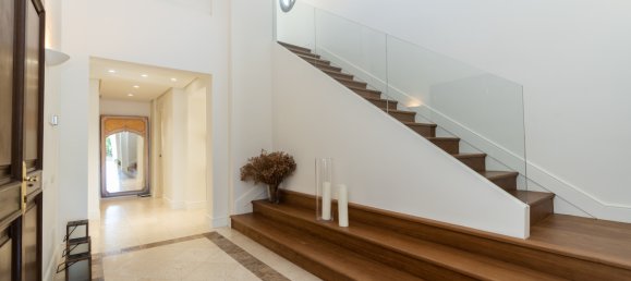 5 bedrooms Villa in Marbella, Spain No. 77554 3