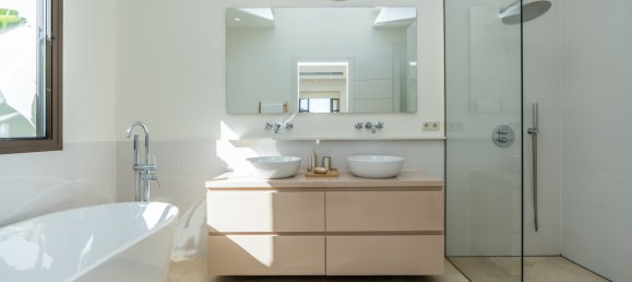 5 bedrooms Villa in Marbella, Spain No. 77554 18