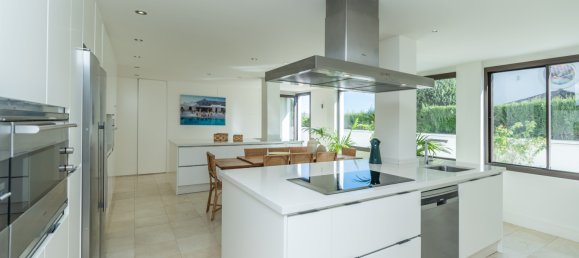 5 bedrooms Villa in Marbella, Spain No. 77554 15