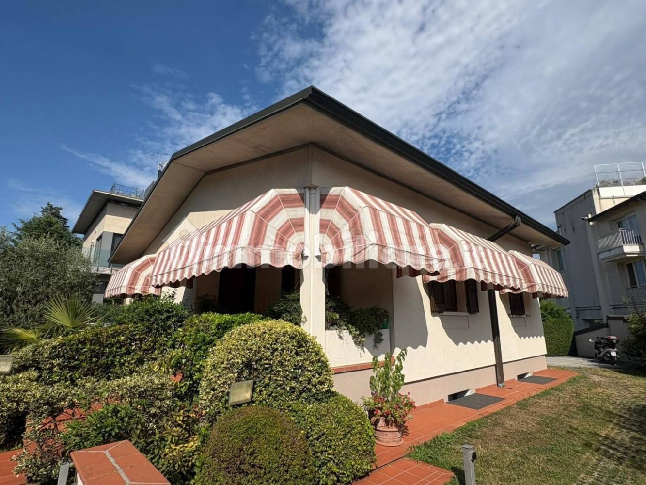 3 غرف نوم فيلا في Desenzano del Garda, Italy رقم 295917