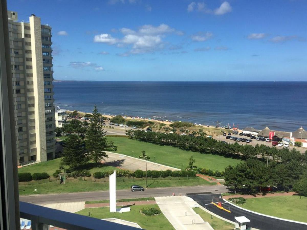 Apartamento de 3 dormitorios en Maldonado, Uruguay No. 8860