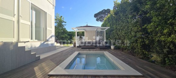 3 bedrooms Villa in Forte dei Marmi, Italy No. 325575 4