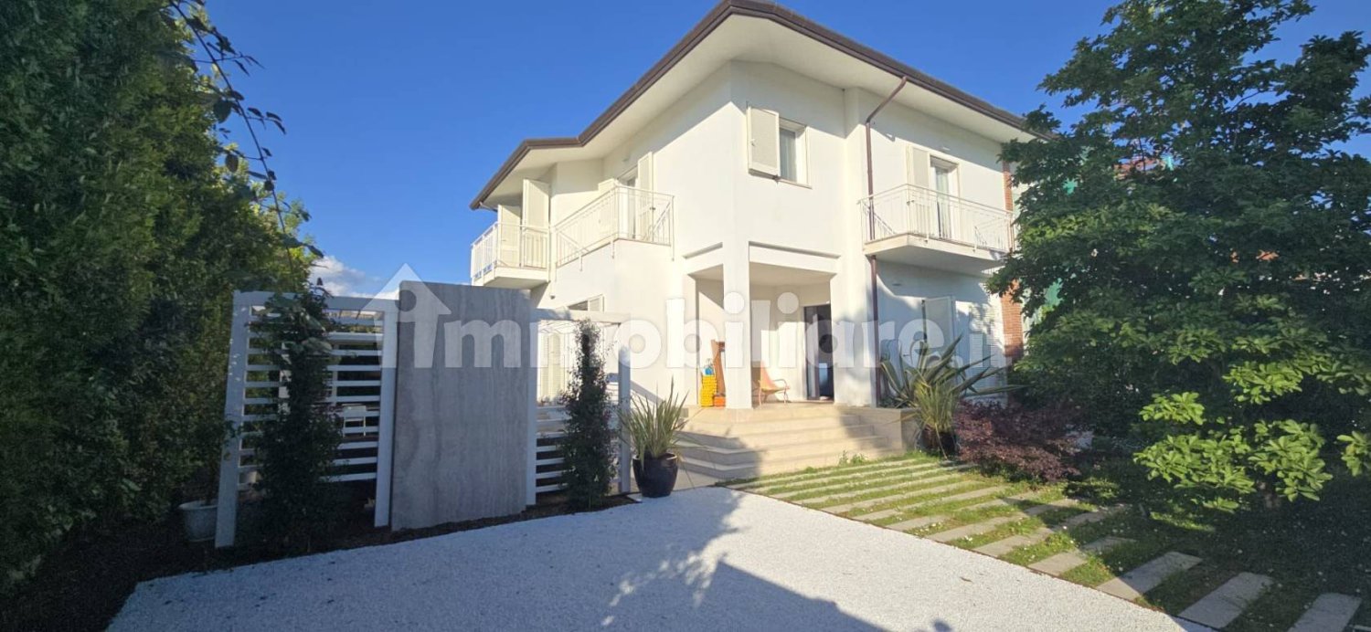 3 bedrooms Villa in Forte dei Marmi, Italy No. 325575