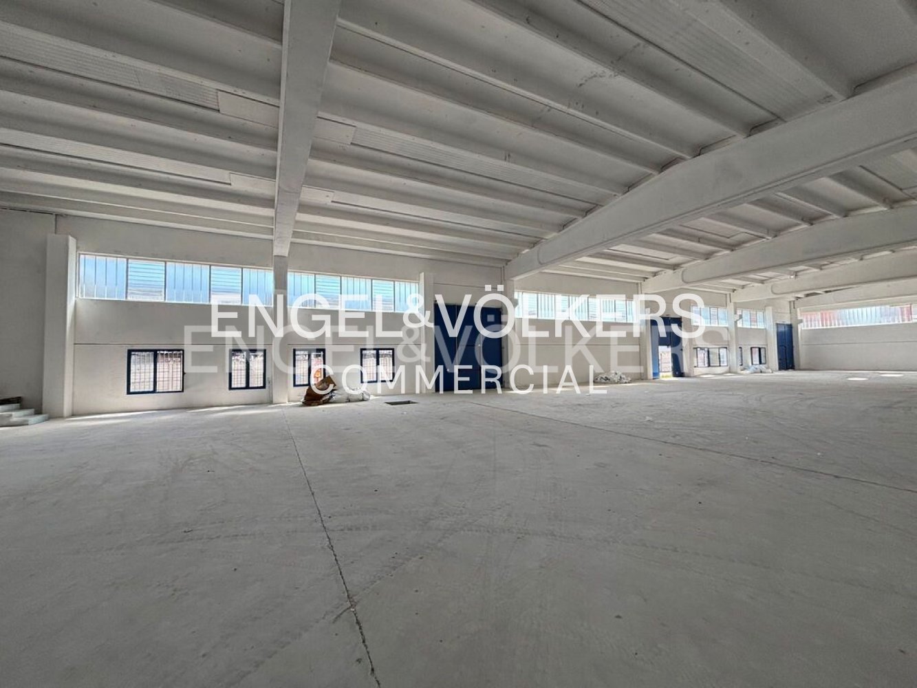 Propiedad comercial en Trezzano sul Naviglio, Italy 3000 m² No. 127135