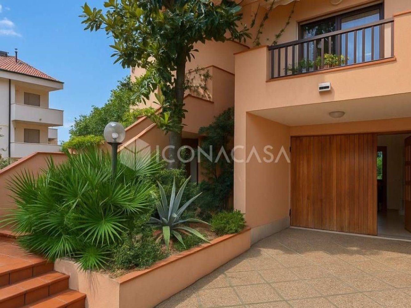 9 bedrooms House in Spoltore, Italy No. 343954