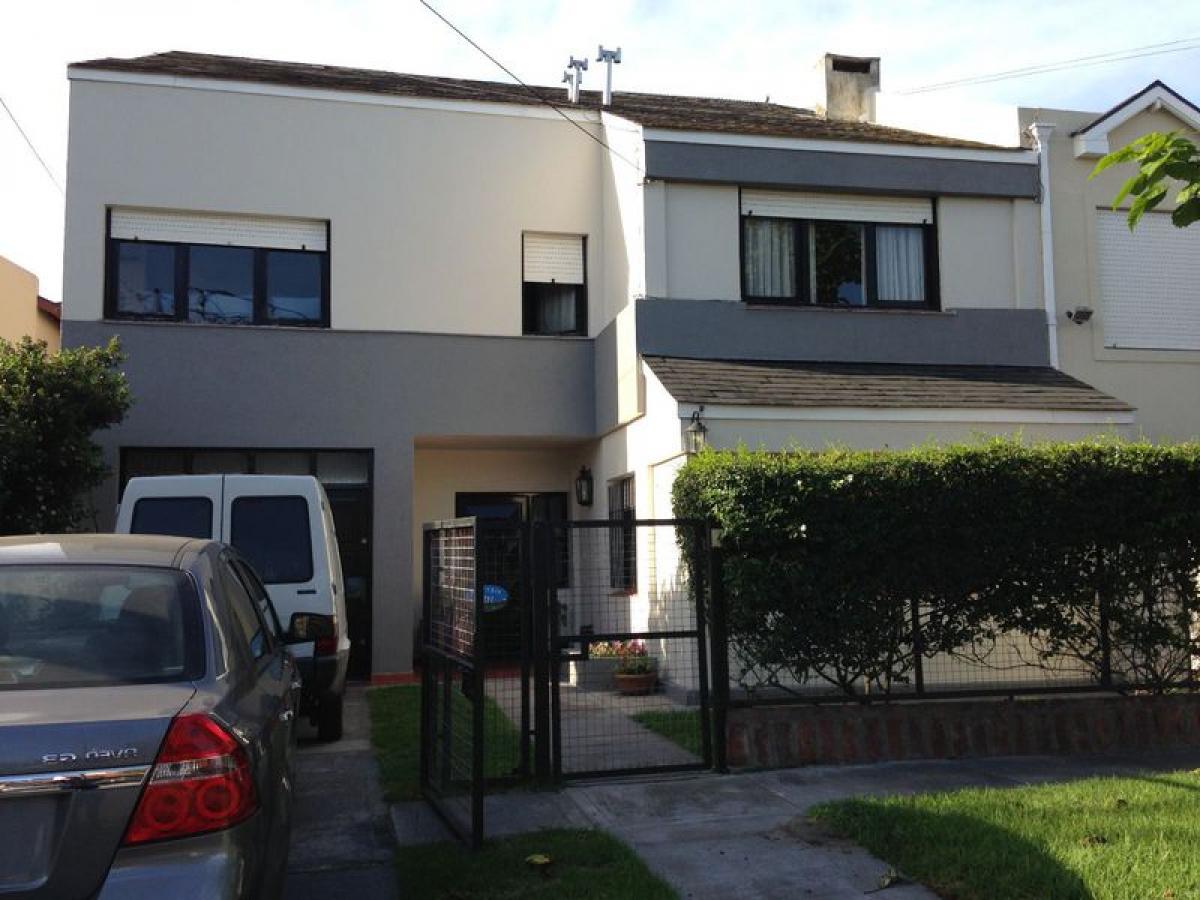 4 bedrooms House in Mar del Plata, Argentina No. 71743