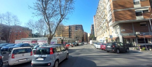 1 room Commercial property in Rome, Italy No. 9359 2
