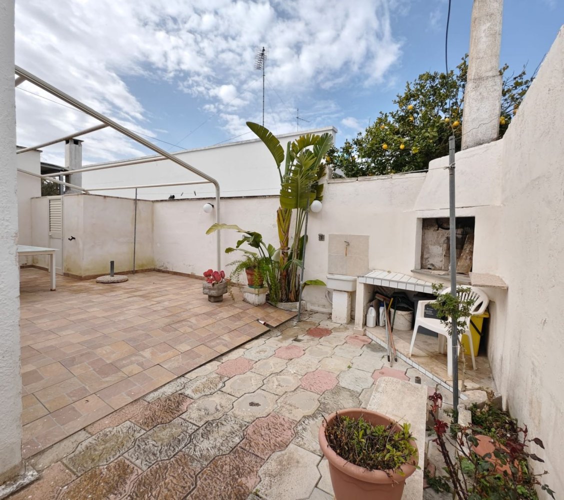 Casa de 3 habitaciónes en Melendugno, Italy No. 43308